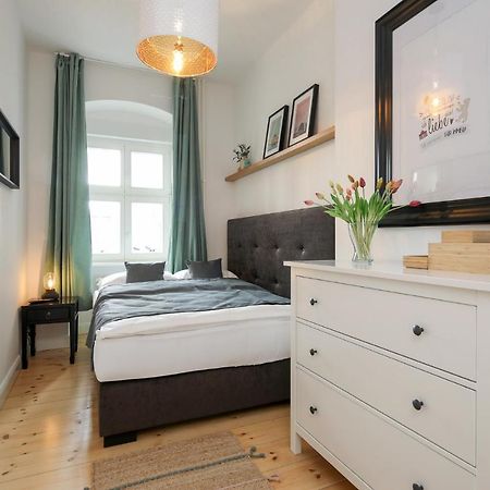 4 Personen Altbau Apartment nahe Kurfürstendamm Berlín Exterior foto